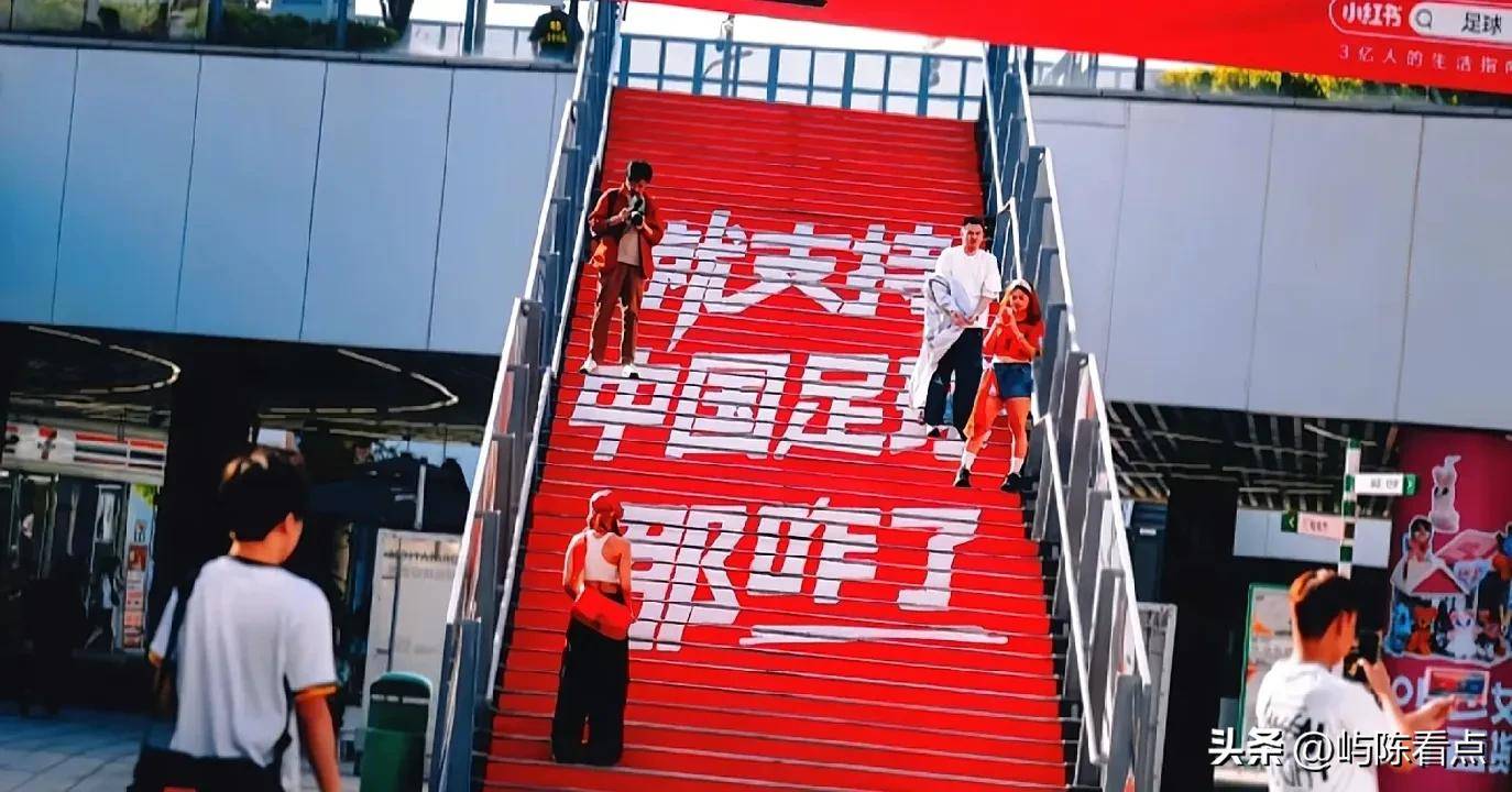 比赛现场气氛火爆，球迷热情高涨，掀起一波高潮的简单介绍