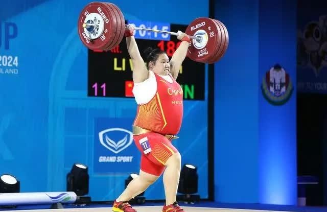 女足球运动员在国际比赛中勇敢奋斗