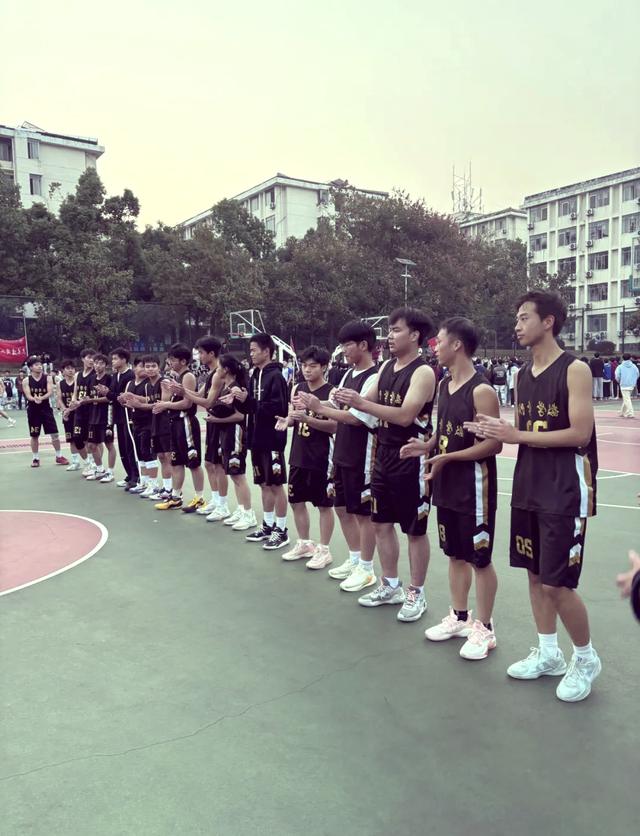 球场上风起云涌，顶级篮球比赛燃爆全场的简单介绍