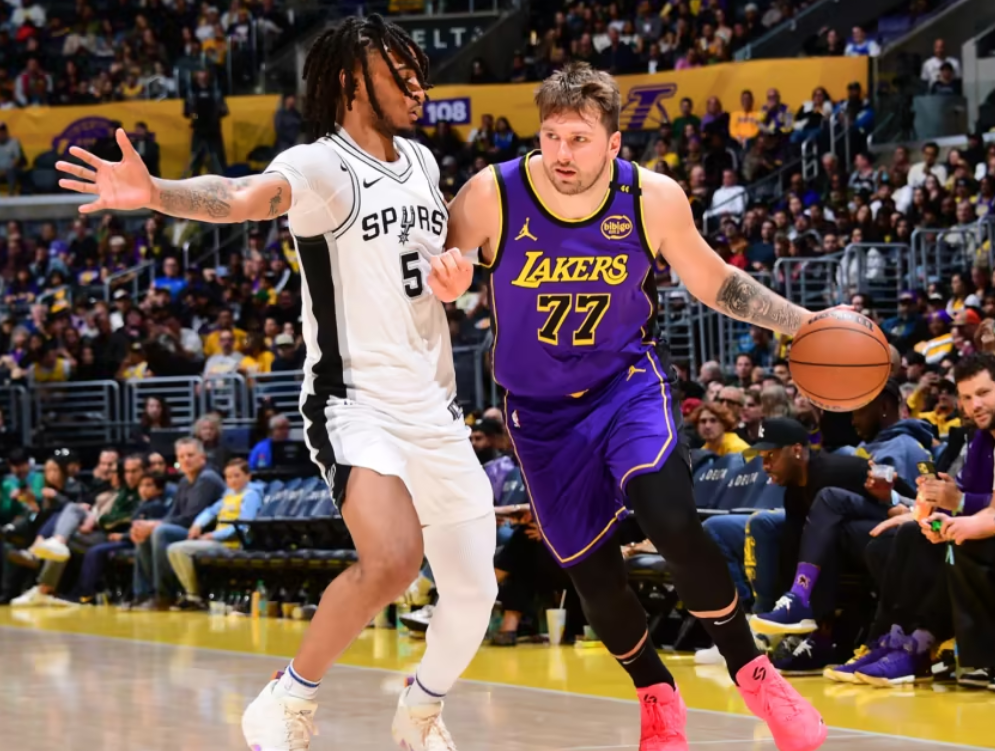 马刺完胜湖人,克莱刷新纪录 马刺完胜湖人,克莱刷新纪录