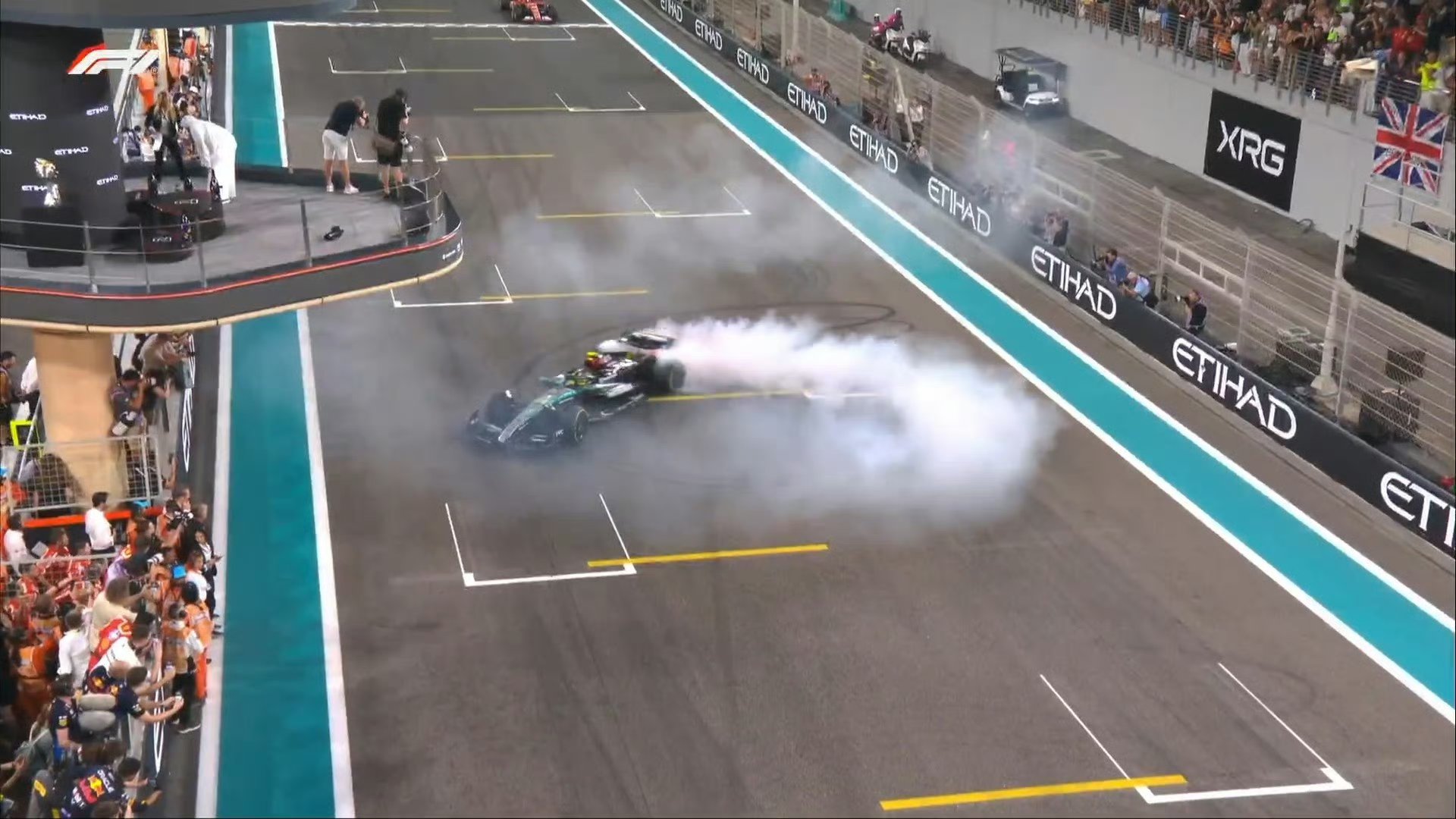 开云体育下载-法拉利轻取梅赛德斯，汉密尔顿点燃赛场