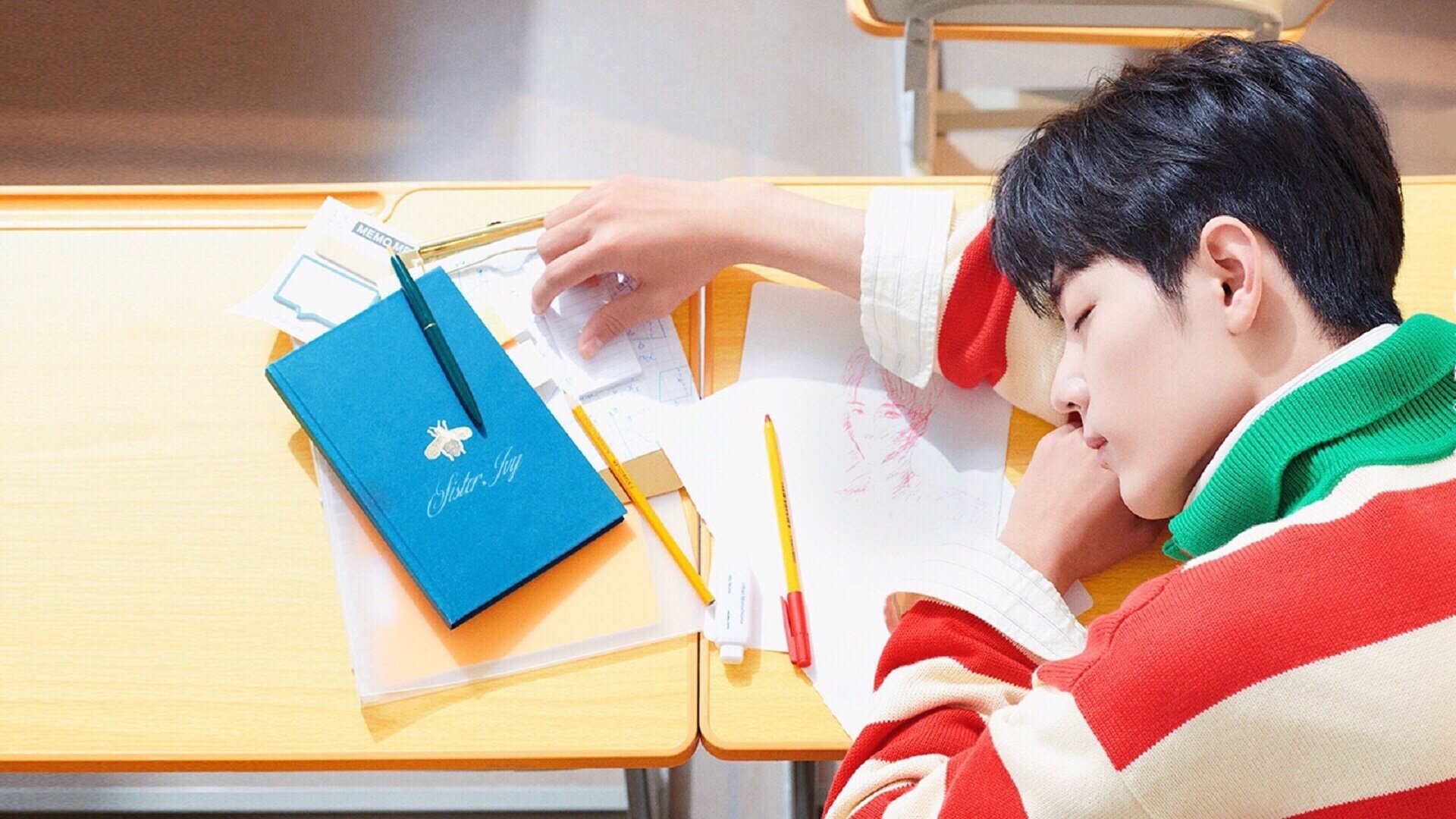 开云体育在线-跨界追击，当维斯塔潘冲刺时，杰伦格林的存在感拉满了F1之夜