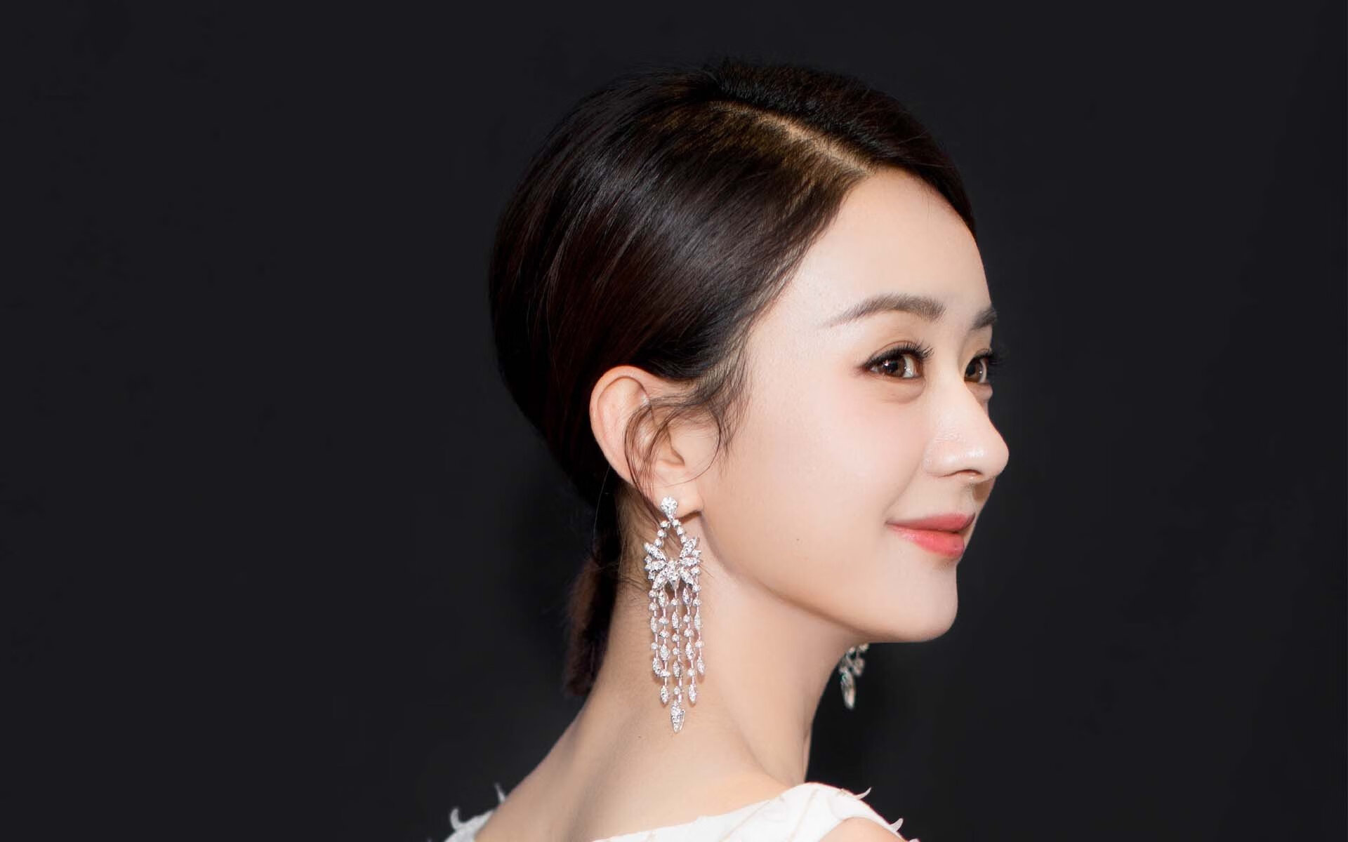 智利风暴粉碎塞维利亚堡垒,萨拉赫在德甲战场演绎王者独舞